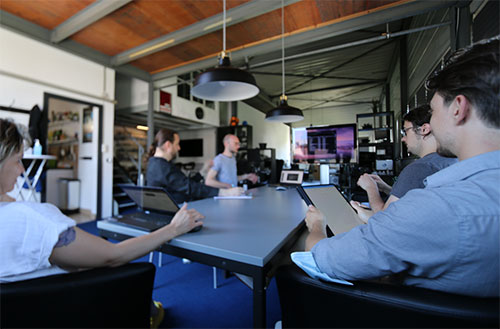 Une image d'un meeting chez Fullframe Creative avec l'équipe. Le studio de Fullframe est basé à Bussigny, près de Lausanne, en Suisse.