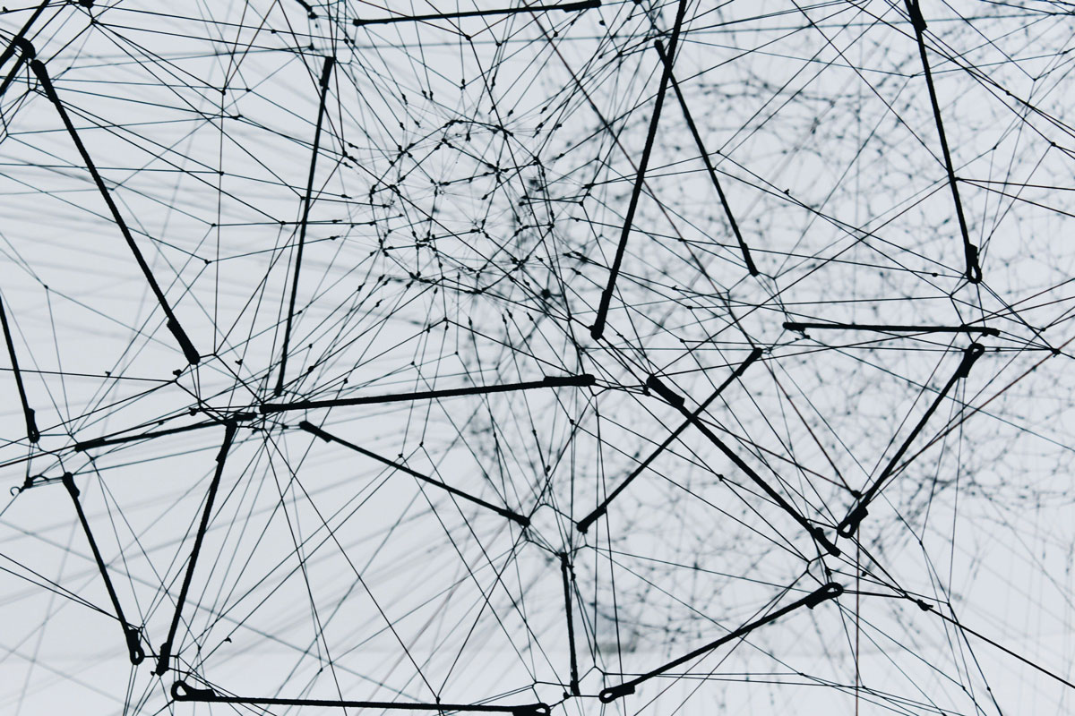 Algo-r-(h)-i-(y)-thms, 2018. Vue d'installation à ON AIR, l'exposition personnelle de Tomás Saraceno au Palais de Tokyo, Paris, 2018. Pour le blog Fullframe sur les médiathèques de production vidéo générative d'IA. image par alina grubnyak sur unsplash.