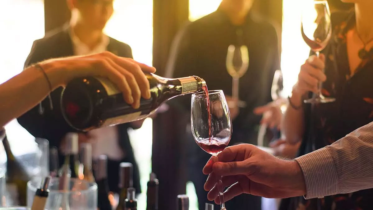 Corporate photography of a wine and cheese party in Geneva by the Fullframe Creative Agency.