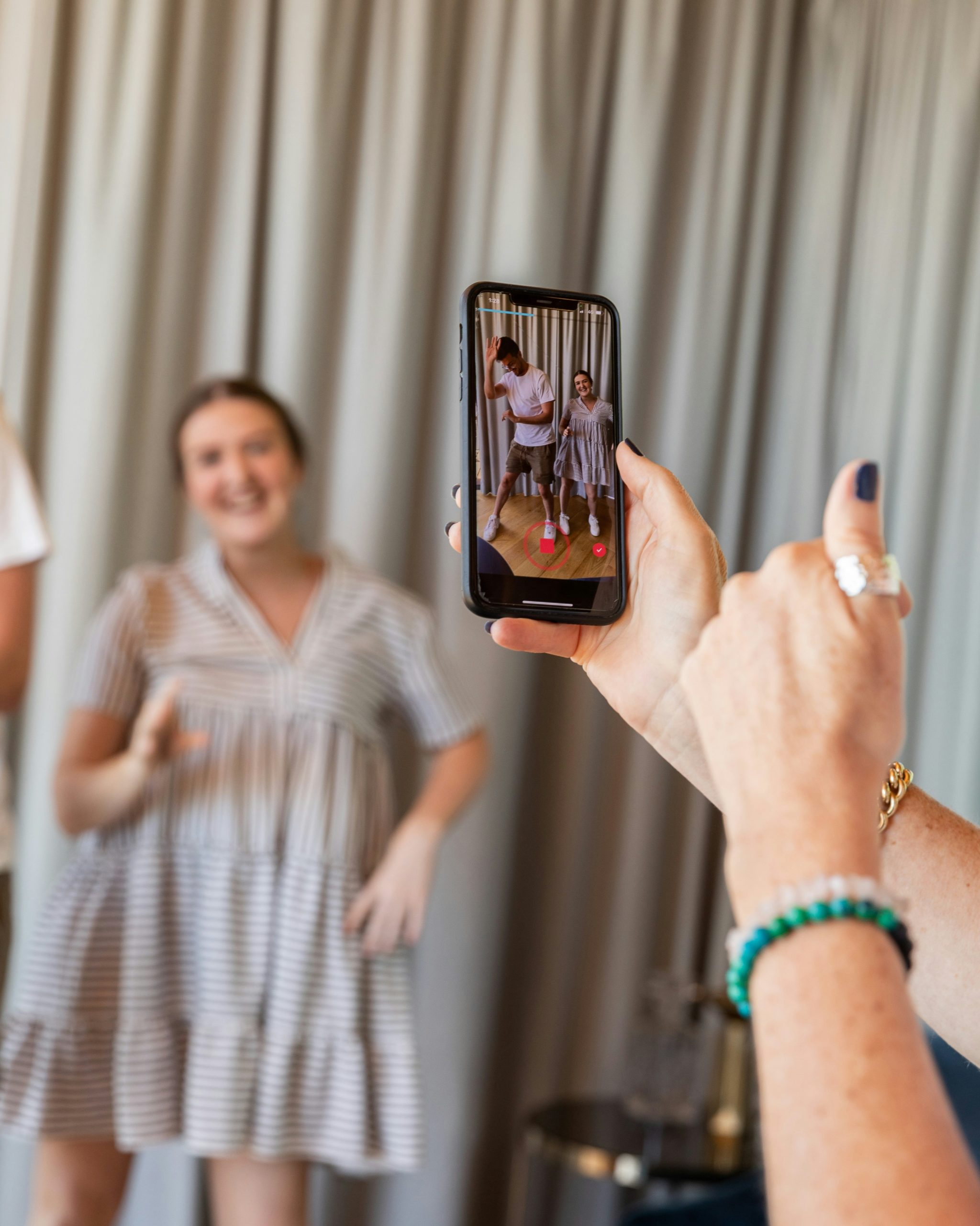 Image d'une femme enregistrant des personnes sur les médias sociaux pour le blog fullframe sur la production de vidéos virales, image par s-o-c-i-a-l-c-u-t sur unsplash