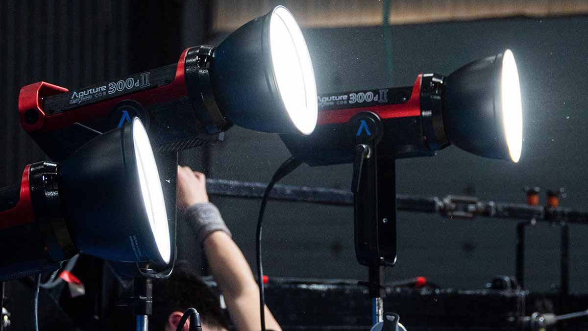 20 avantages et inconvénients pour la production vidéo intérieure et extérieure 3 Image montrant des Lumières de Production en location dans la gamme de matériel vidéo et photo à par l’agence créative Fullframe Creative à Lausanne et Genève, Suisse à des fins de communication créative.